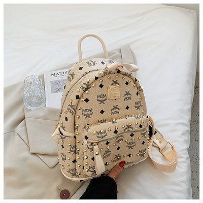 Naiste nahast seljakott metallist neetide ja pealdisega