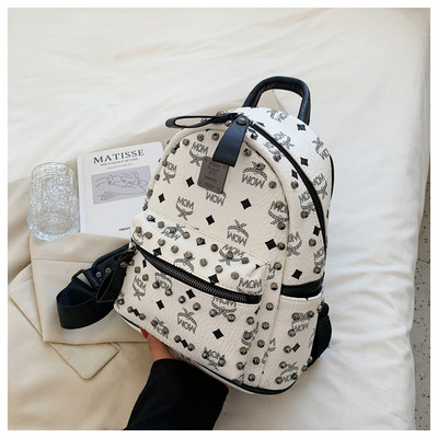 Naiste nahast seljakott metallist neetide ja pealdisega