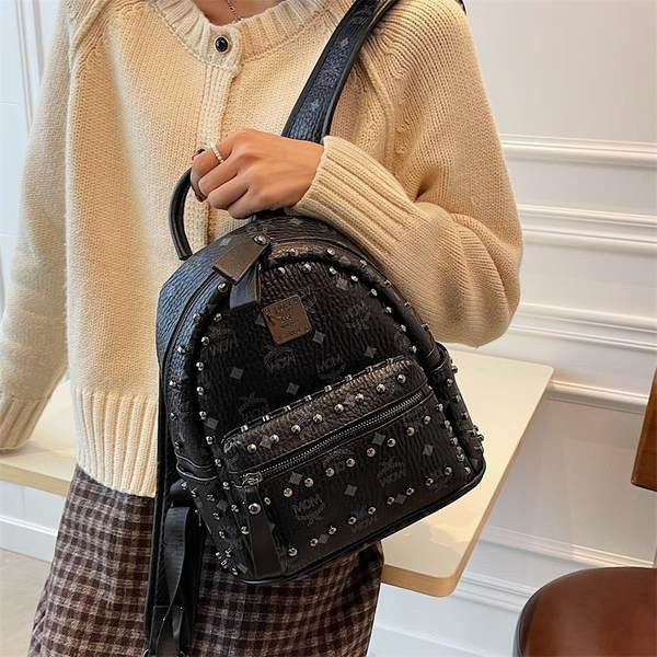 Naiste nahast seljakott metallist neetide ja pealdisega