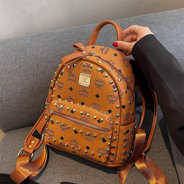 Naiste nahast seljakott metallist neetide ja pealdisega