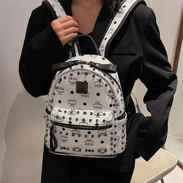 Naiste nahast seljakott metallist neetide ja pealdisega