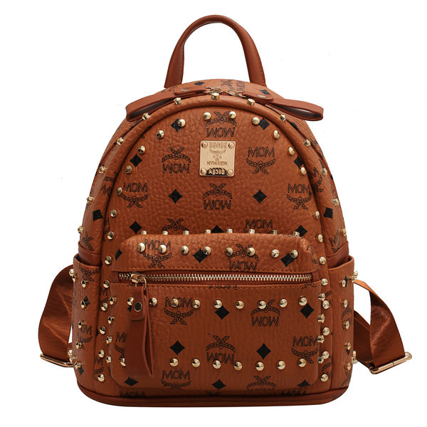 Naiste nahast seljakott metallist neetide ja pealdisega