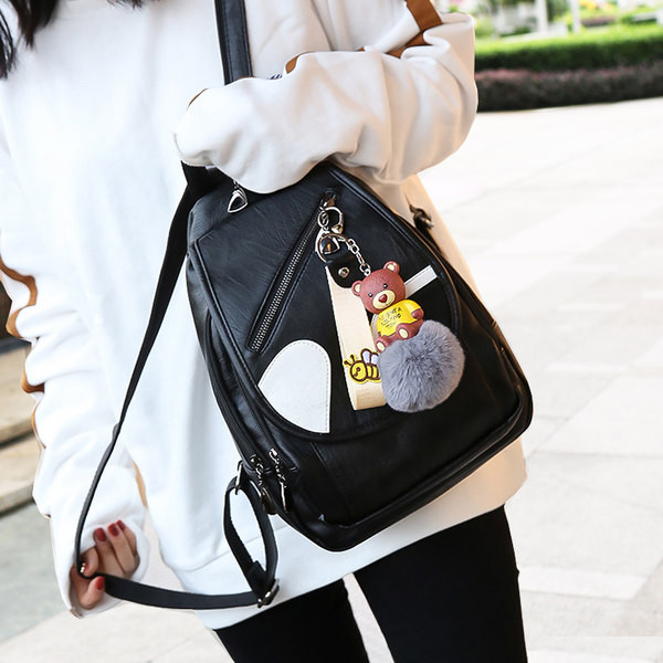 Naiste kunstnahast seljakott ja ripats udusulgedega