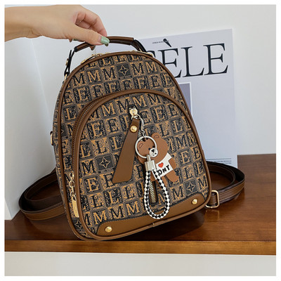 Modern női hátizsák két modellben elöl cipzárral