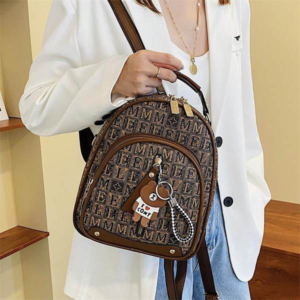 Modern női hátizsák két modellben elöl cipzárral