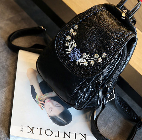 Moodne naiste seljakott kunstnahast tikandiga