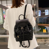 Női bőr hátizsák elülső zsebbel fehér és fekete színben