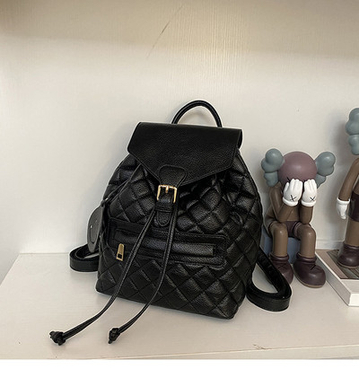 Női bőr hátizsák elülső zsebbel fehér és fekete színben