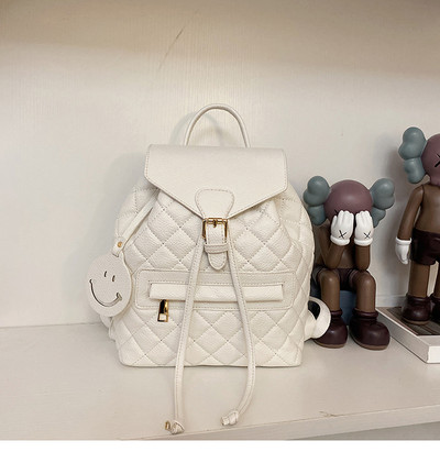 Női bőr hátizsák elülső zsebbel fehér és fekete színben