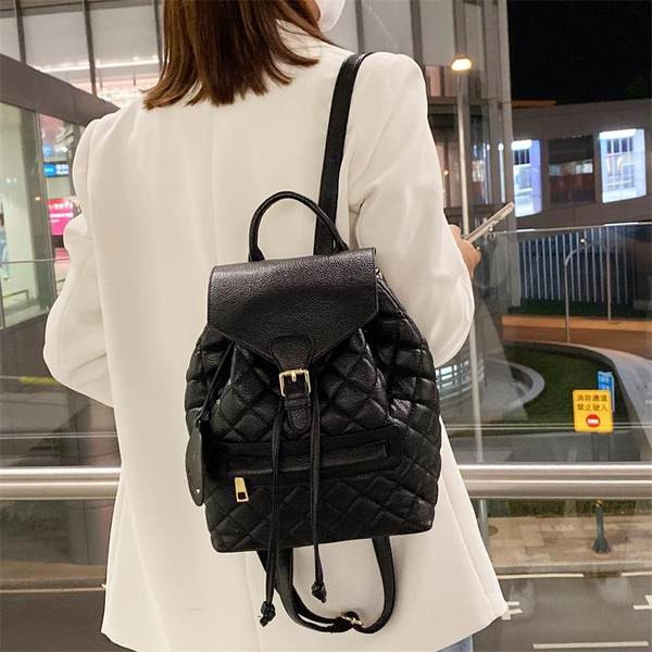 Női bőr hátizsák elülső zsebbel fehér és fekete színben