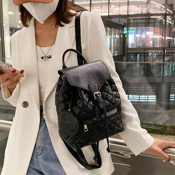 Női bőr hátizsák elülső zsebbel fehér és fekete színben