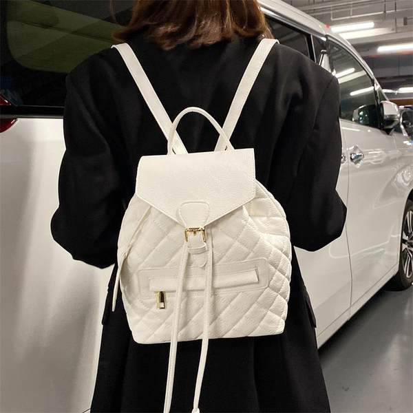 Női bőr hátizsák elülső zsebbel fehér és fekete színben