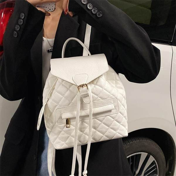 Női bőr hátizsák elülső zsebbel fehér és fekete színben