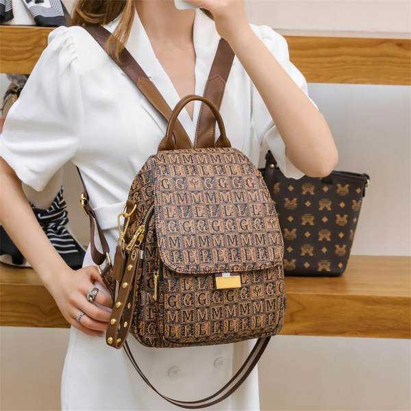 Μοντέρνο γυναικείο σακίδιο πλάτης με μεταλλικό κούμπωμα