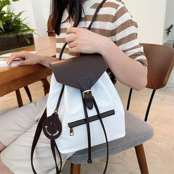 Naiste ajakohane lipsude ja lukuga seljakott