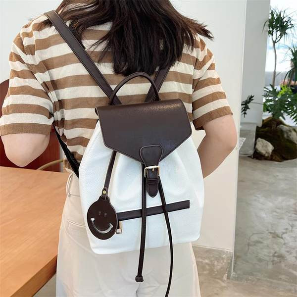 Naiste ajakohane lipsude ja lukuga seljakott