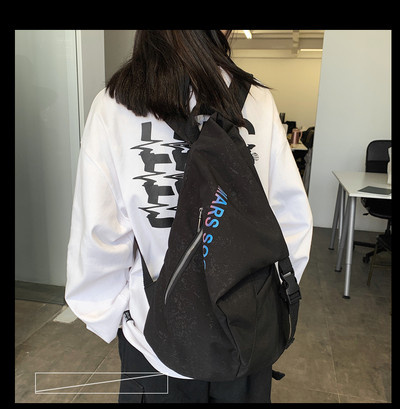 Suur asümmeetrilise kinnitusega riidest seljakott