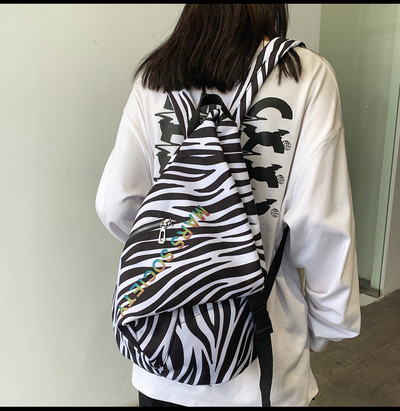 Suur asümmeetrilise kinnitusega riidest seljakott