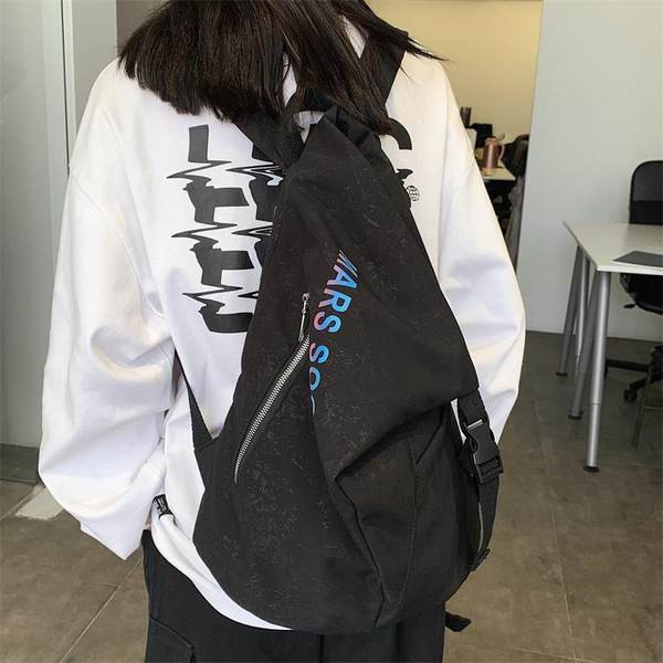 Suur asümmeetrilise kinnitusega riidest seljakott