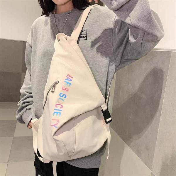 Suur asümmeetrilise kinnitusega riidest seljakott