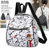 Naiste seljakott halli ja valge ripatsiga