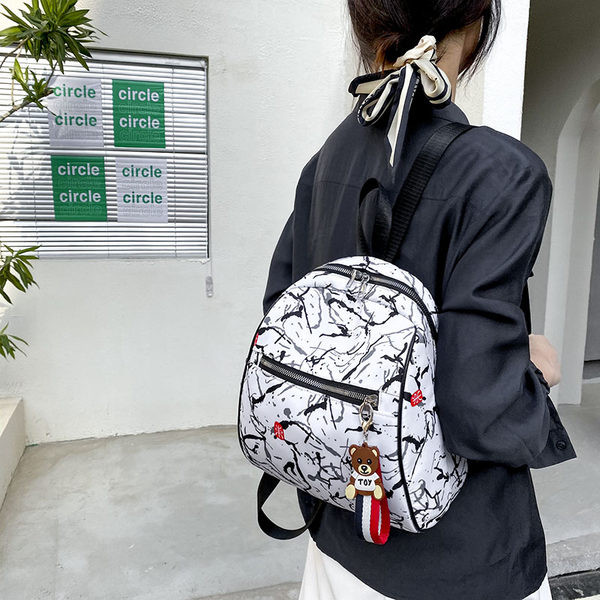 Naiste seljakott halli ja valge ripatsiga