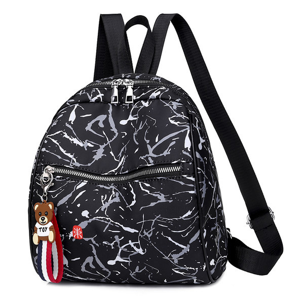 Naiste seljakott halli ja valge ripatsiga