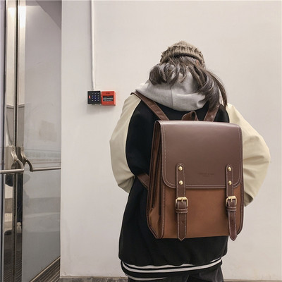 Γυναικείο τετράγωνο δερμάτινο σακίδιο πλάτης με αγκράφα