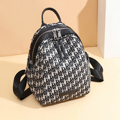 Lukuga naiste seljakott erinevates mudelites