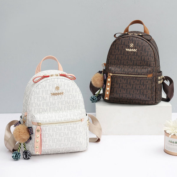 Stiilne naiste nahast seljakott erinevates suurustes