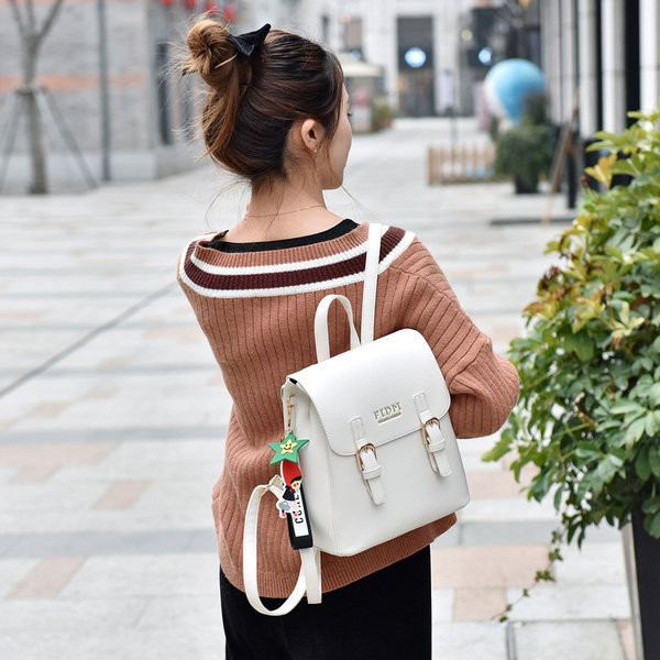 Naiste nahast seljakott mitmes värvitoonis kirjaga