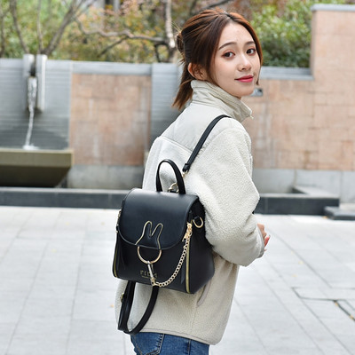 Γυναικείο καθημερινό σακίδιο πλάτης με μεταλλική διακόσμηση