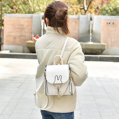 Γυναικείο καθημερινό σακίδιο πλάτης με μεταλλική διακόσμηση