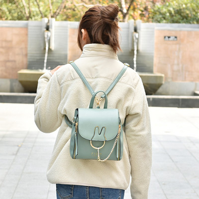 Γυναικείο καθημερινό σακίδιο πλάτης με μεταλλική διακόσμηση