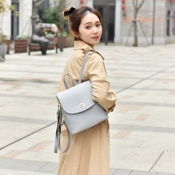 Дамска раница от еко кожа с метално  закопчаване