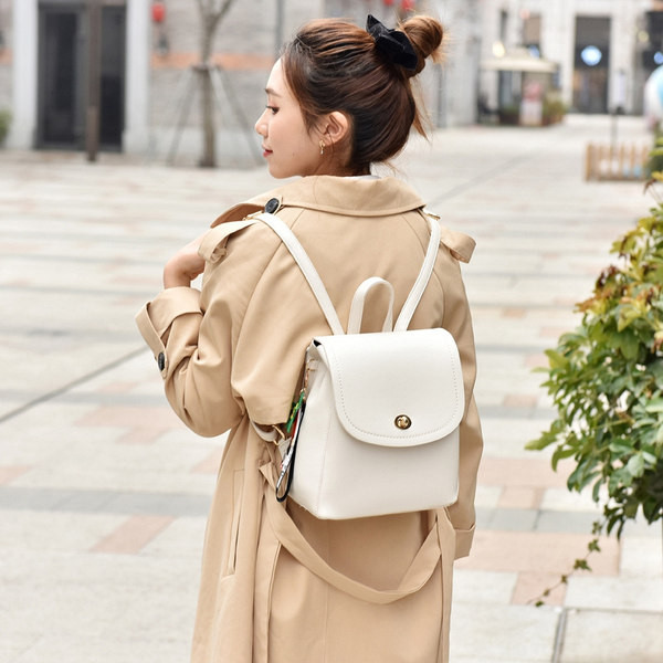 Дамска раница от еко кожа с метално  закопчаване