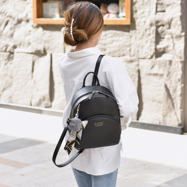 Naiste nahast seljakott taskuga kolmes värvitoonis