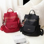 Naiste stiilne seljakott, millel on ees tõmblukk ja kiri