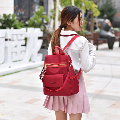 Naiste stiilne seljakott, millel on ees tõmblukk ja kiri