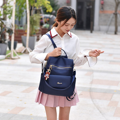 Naiste stiilne seljakott, millel on ees tõmblukk ja kiri