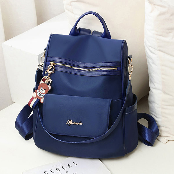 Naiste stiilne seljakott, millel on ees tõmblukk ja kiri