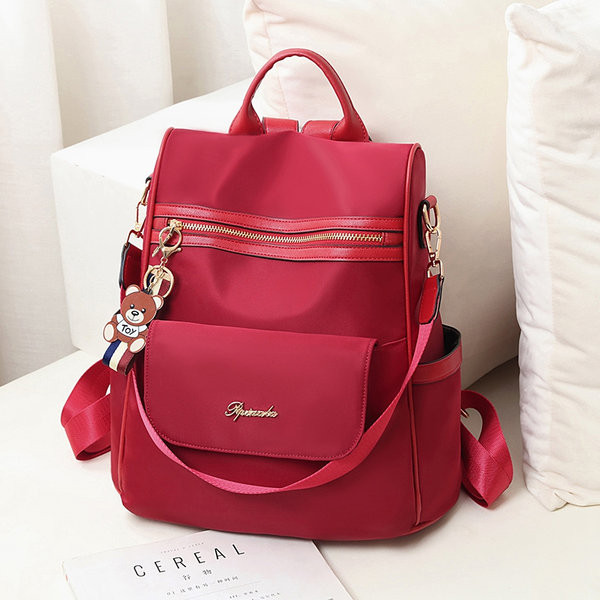 Naiste stiilne seljakott, millel on ees tõmblukk ja kiri