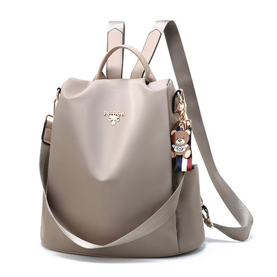 Naiste kaasaegne seljakott metallist elemendiga puhas mudel