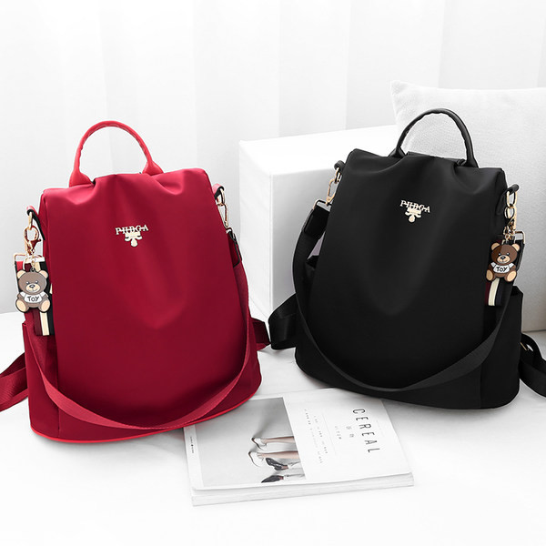 Naiste kaasaegne seljakott metallist elemendiga puhas mudel