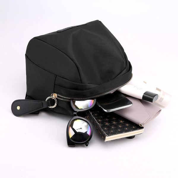 Naiste tekstiilist seljakott ja lühike käepide