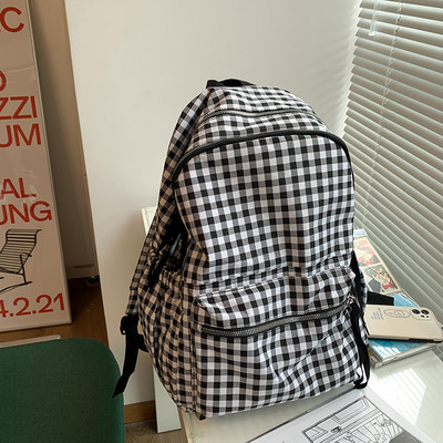 Naiste ruuduline seljakott esitaskuga