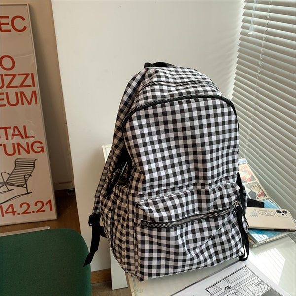 Naiste ruuduline seljakott esitaskuga