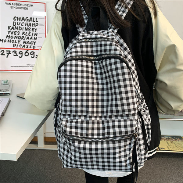 Naiste ruuduline seljakott esitaskuga