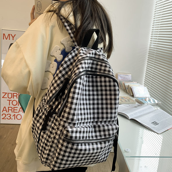 Naiste ruuduline seljakott esitaskuga