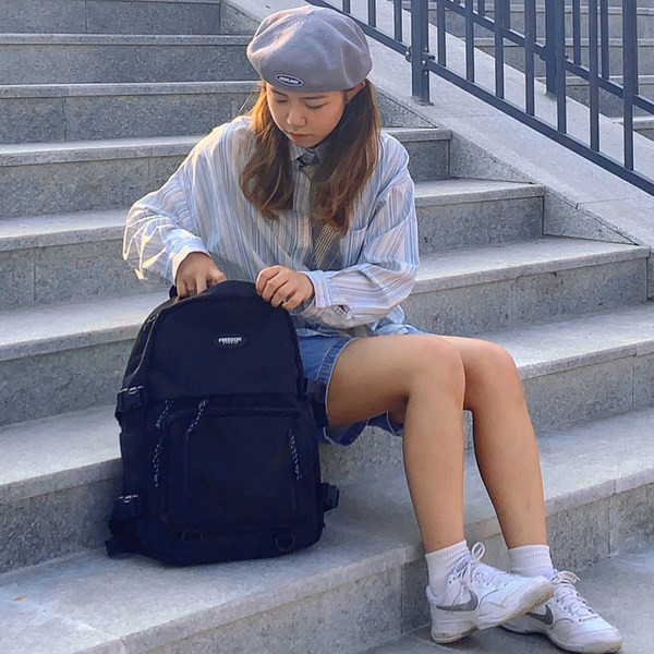 Naiste spordiseljakott musta värvi